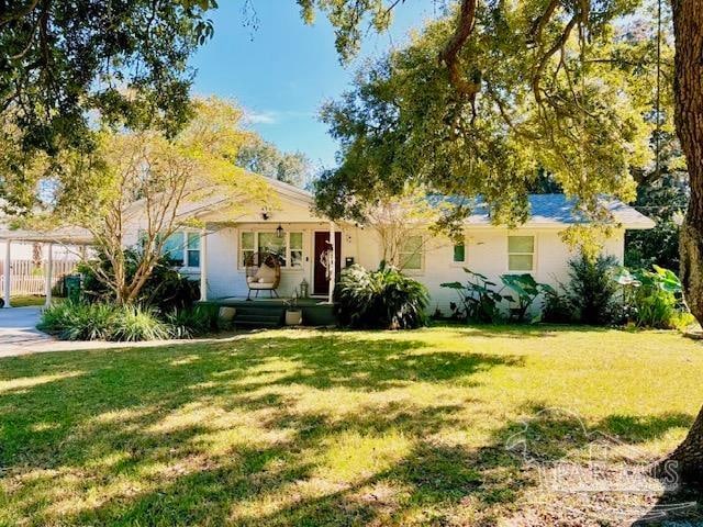 ranch-style home featuring a front lawn