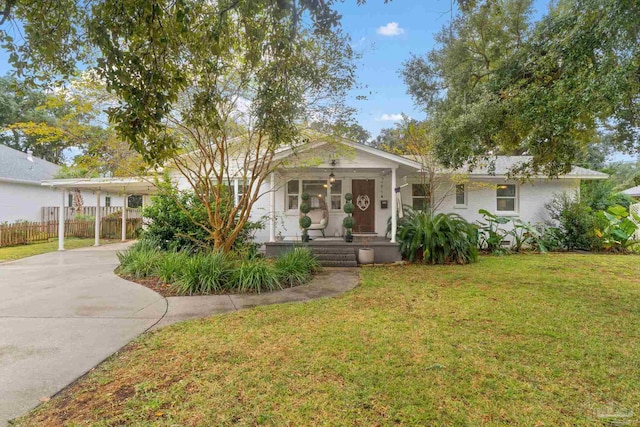 view of front of property featuring a front lawn