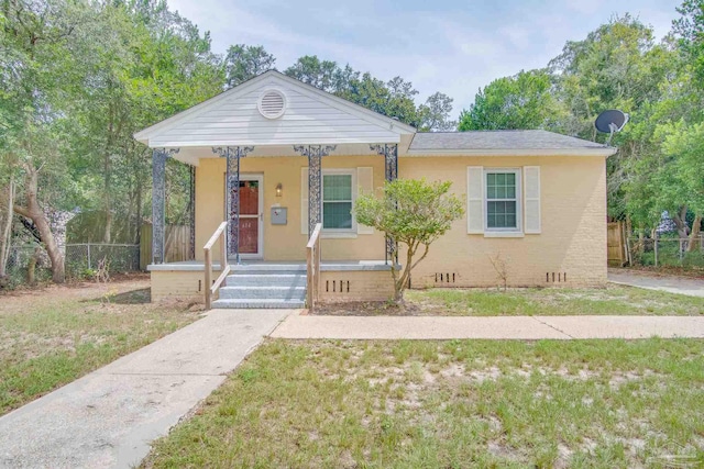 view of front of property featuring a front lawn and covered porch