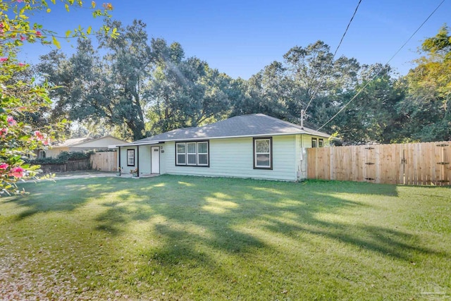 ranch-style house featuring a front lawn