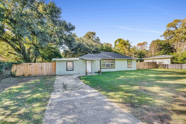 ranch-style home featuring a front yard