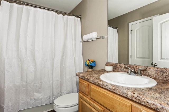 full bathroom featuring toilet, a shower with shower curtain, and vanity