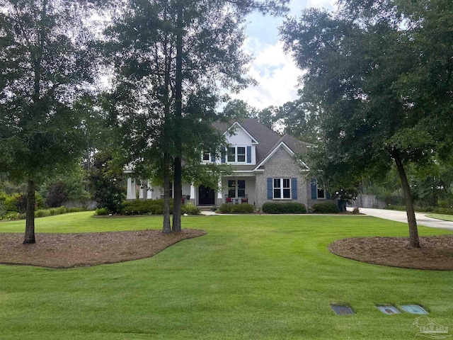 view of front of house featuring a front lawn