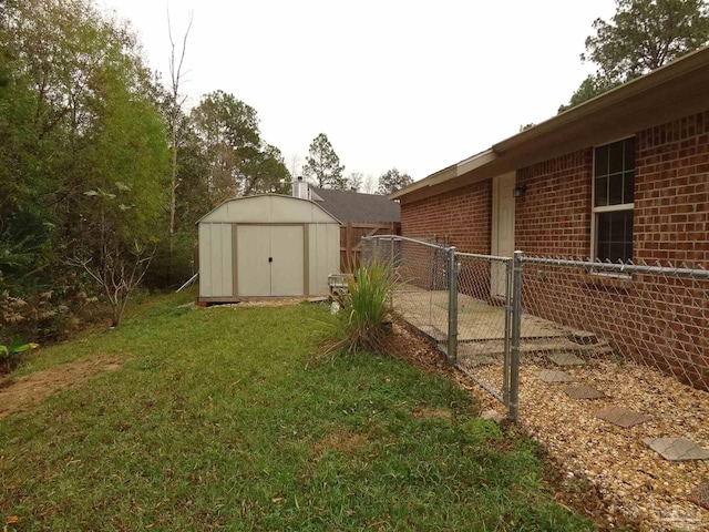 view of yard with a storage unit