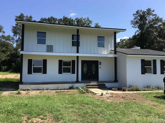 view of front of property featuring a front lawn