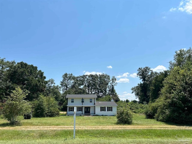 view of front facade with a front yard