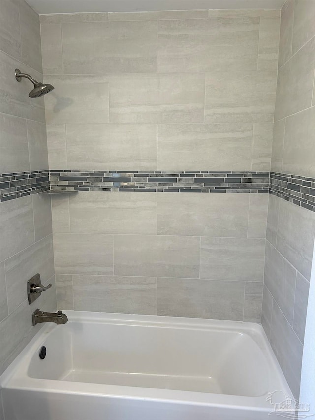 bathroom featuring tiled shower / bath combo