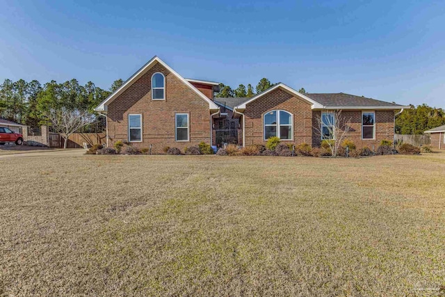 view of front of property featuring a front yard