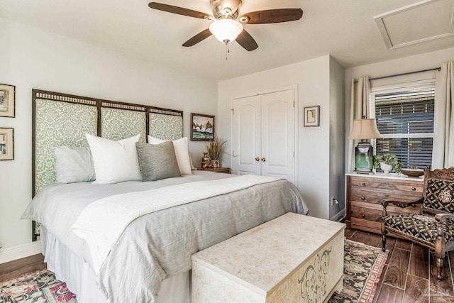 bedroom featuring dark wood-type flooring, ceiling fan, and a closet