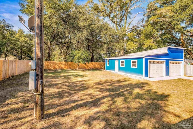 view of yard with an outbuilding and a garage