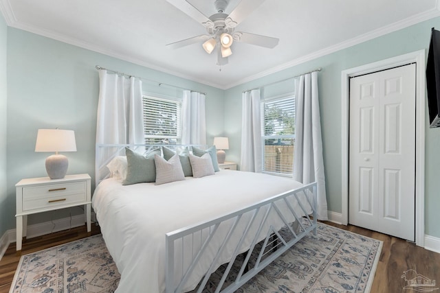 bedroom with ceiling fan, ornamental molding, dark hardwood / wood-style floors, and a closet