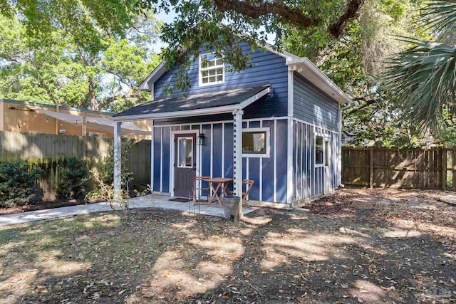 view of front facade with a fenced backyard