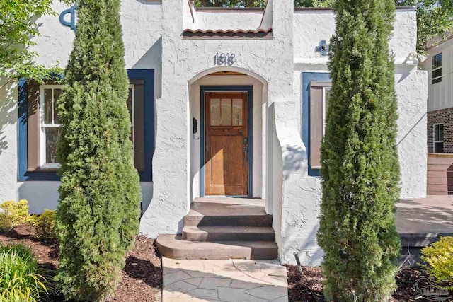 property entrance featuring stucco siding
