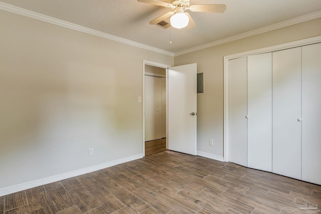 unfurnished bedroom featuring light hardwood / wood-style floors, ornamental molding, a textured ceiling, and ceiling fan