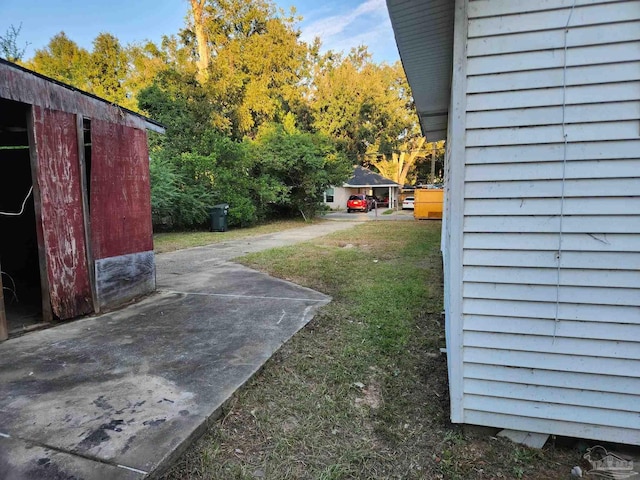 view of yard featuring an outbuilding