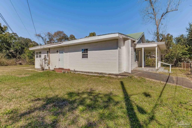 view of side of property featuring a lawn