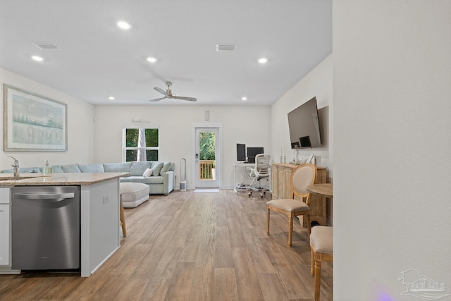 living area with indoor wet bar, recessed lighting, visible vents, light wood-style floors, and a ceiling fan