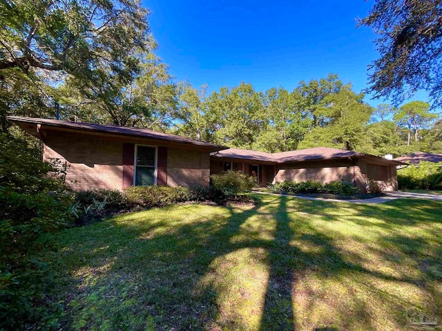 view of front of house featuring a front yard