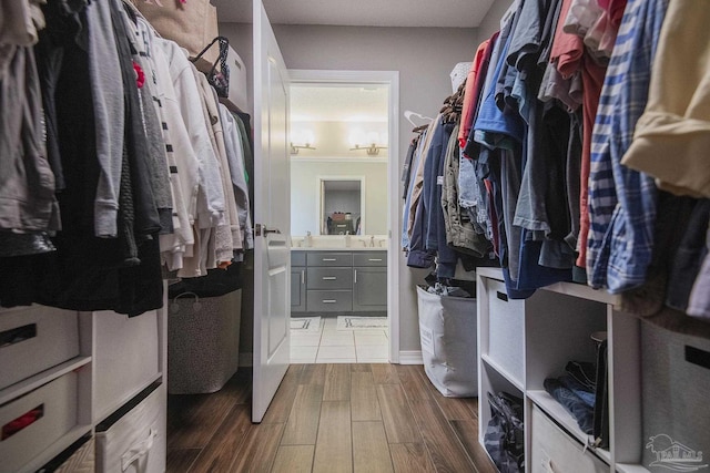 walk in closet featuring wood tiled floor and a sink