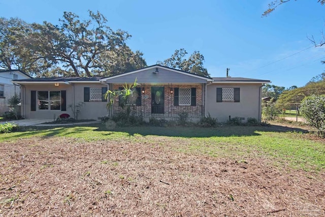 single story home featuring a front lawn