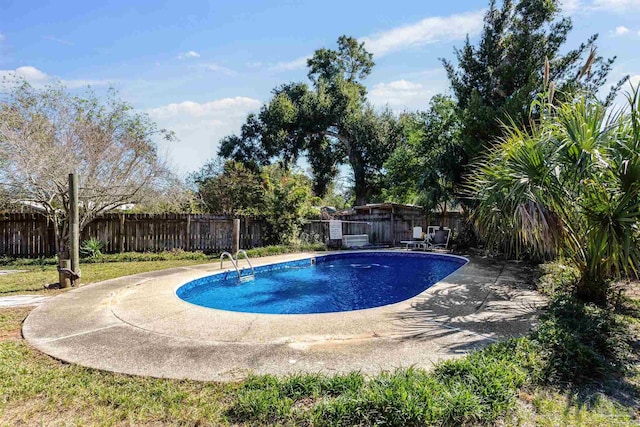 view of swimming pool