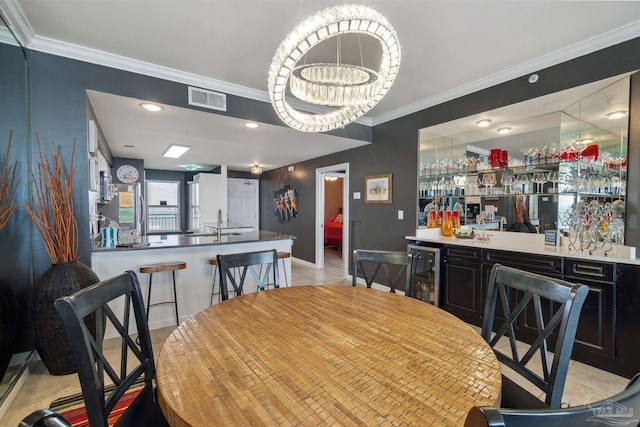 dining area with beverage cooler, visible vents, baseboards, wet bar, and crown molding