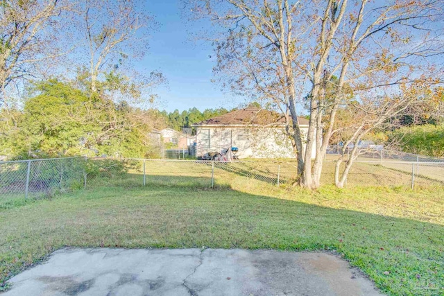 view of yard featuring a patio