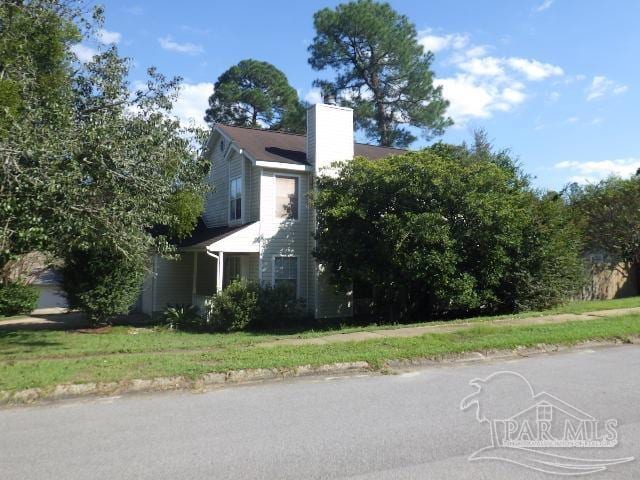 view of side of property featuring a lawn