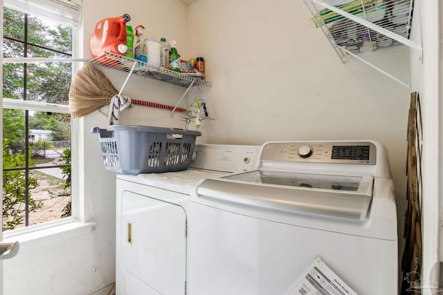 2661 Avenida De Sol, Navarre, FL 32566 - laundry room featuring washer and clothes dryer
