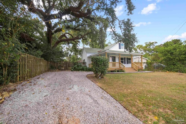 view of front facade with covered porch and a front yard