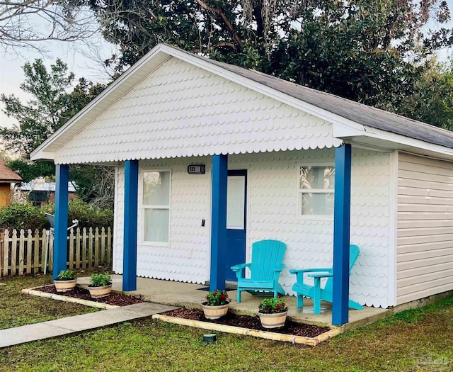 view of front of property featuring fence