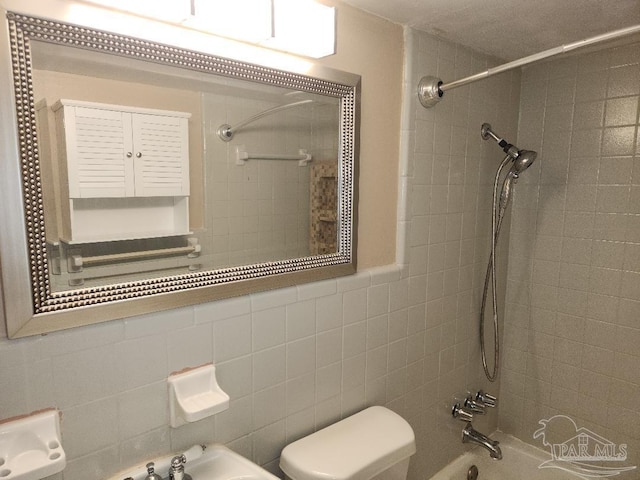 729 Lownde Ave, Pensacola, FL 32507 - full bath featuring shower / washtub combination, toilet, and tile walls