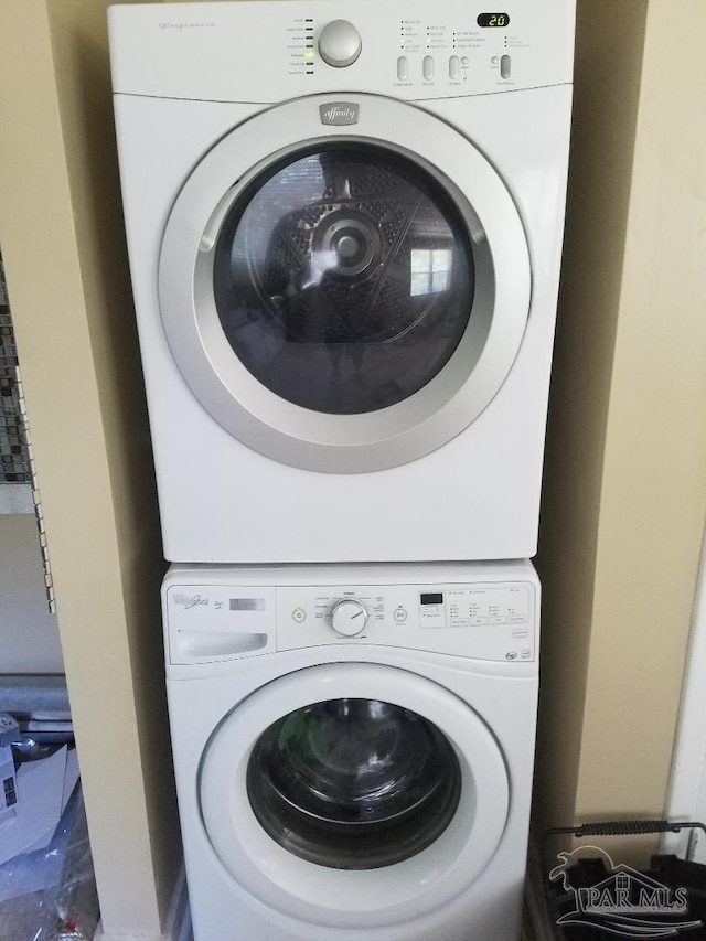 729 Lownde Ave, Pensacola, FL 32507 - laundry area featuring stacked washer / dryer