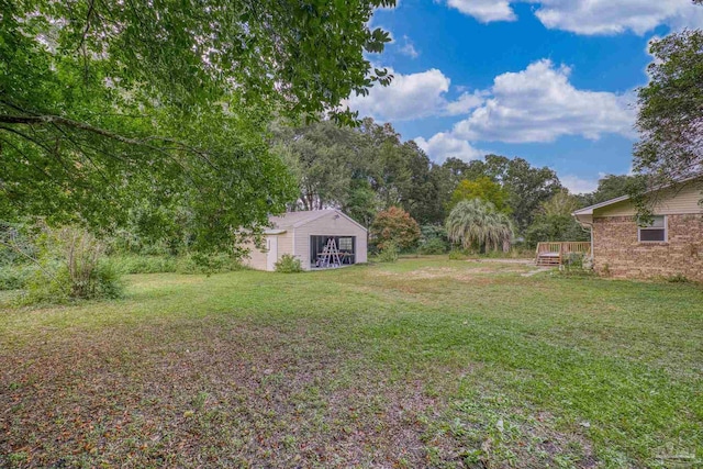 view of yard featuring an outdoor structure