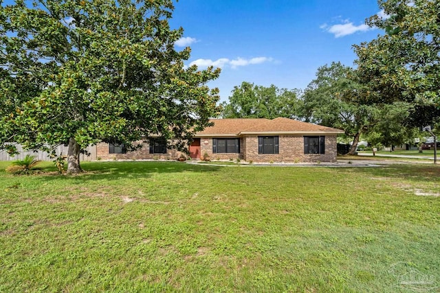 ranch-style house featuring a front yard