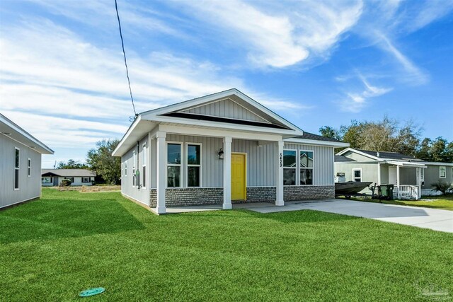 view of front of home with a front lawn