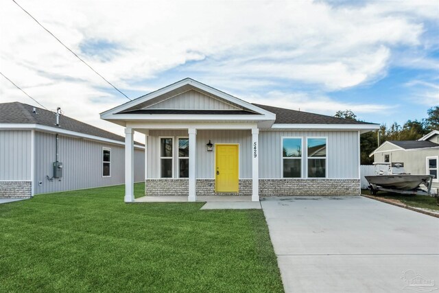 view of front of home featuring a front yard and covered porch