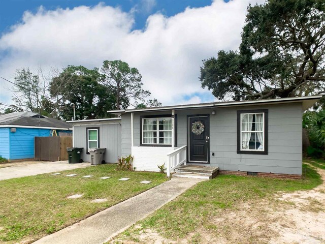 ranch-style home with a front yard