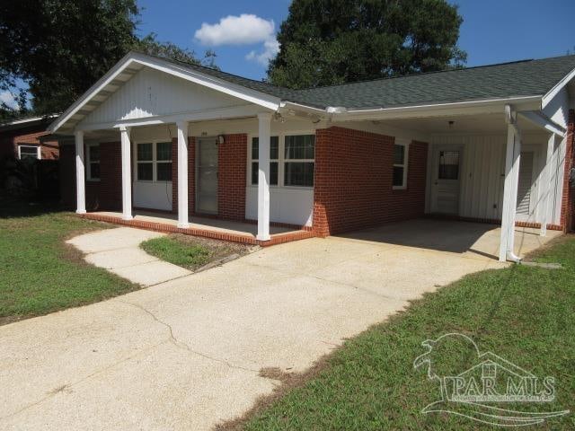 view of front facade featuring a front yard and a carport