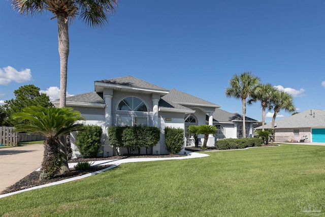 view of front of property featuring a front lawn