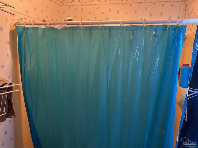 2939 Sundance Ln, Cantonment, FL 32533 - full bathroom featuring wallpapered walls