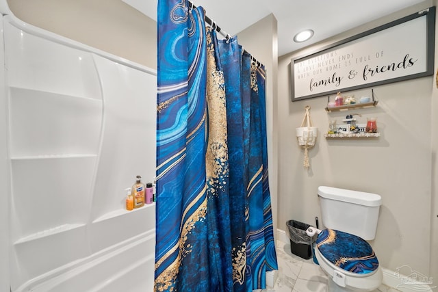 full bathroom featuring a shower with shower curtain, baseboards, recessed lighting, toilet, and marble finish floor