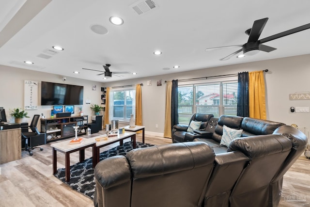 living area with baseboards, visible vents, recessed lighting, ceiling fan, and light wood-style floors