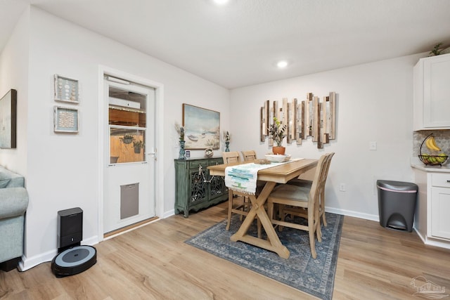 dining space featuring recessed lighting, light wood-style flooring, and baseboards