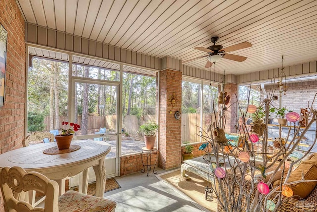 sunroom with ceiling fan