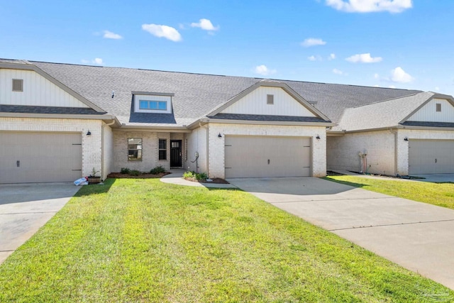 view of front of property featuring a front lawn and a garage