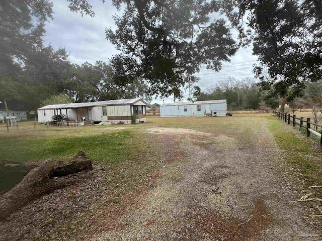 manufactured / mobile home featuring a front lawn