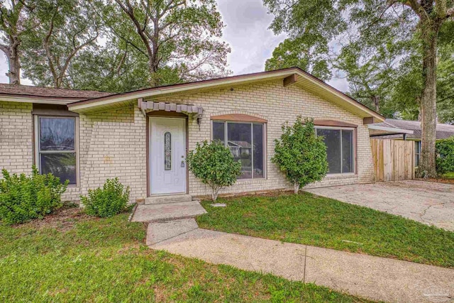 view of front of property featuring a front yard