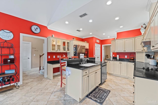 kitchen with sink, stainless steel fridge, dishwasher, a center island, and cream cabinets