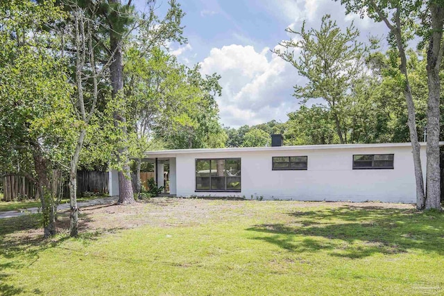 view of front facade featuring a front yard